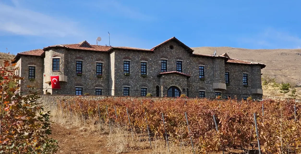 Sonbahar bağları önünde otel cephesi