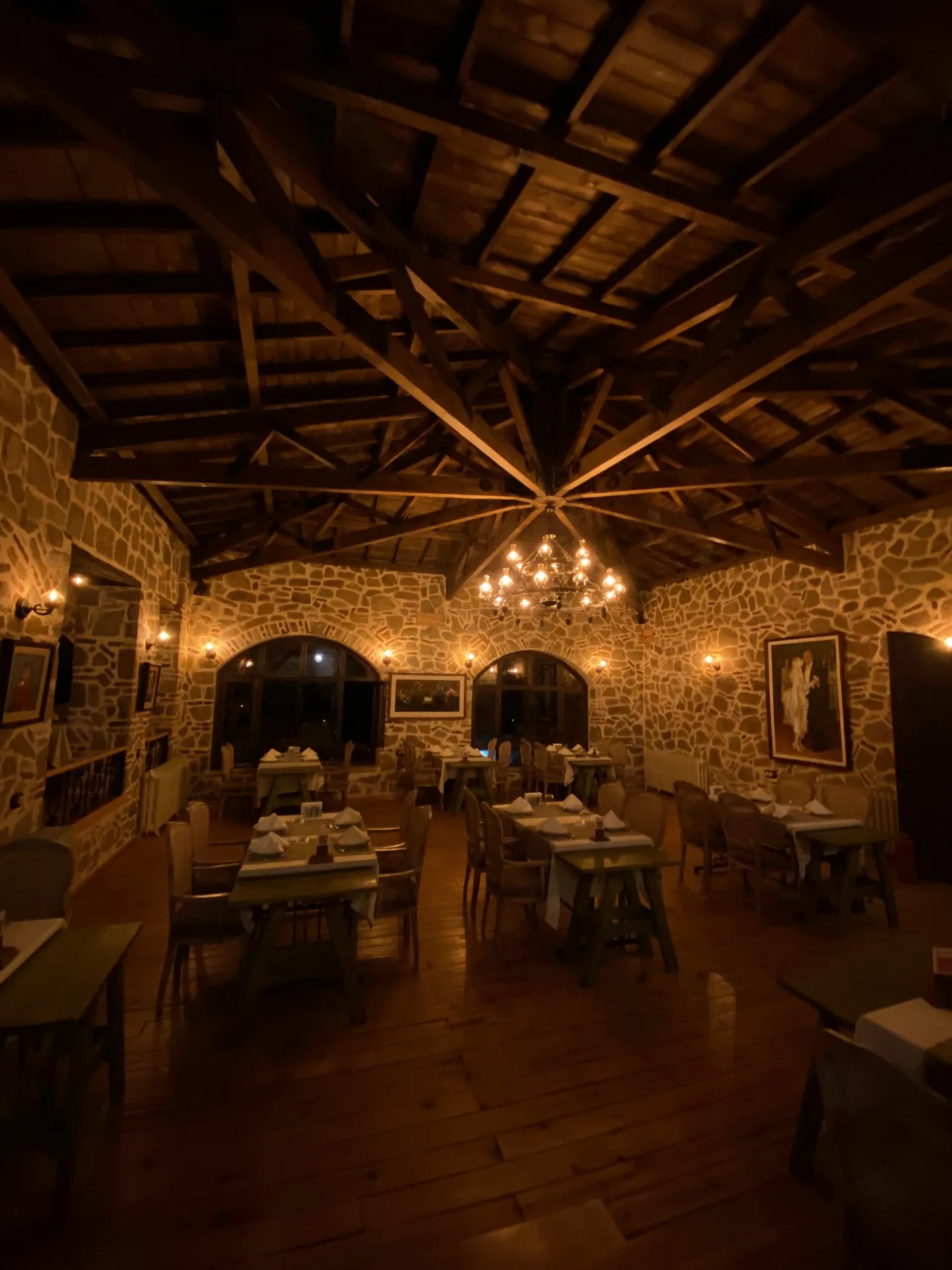 Akşam ışığında restoran