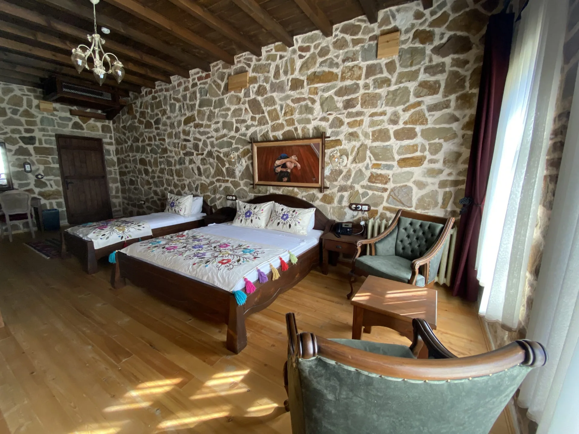 Taş duvarlı, oturma alanlı oda