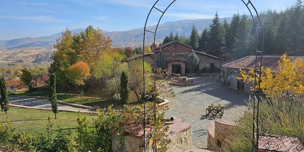 Sonbahar renkleriyle avlu ve gül kemeri