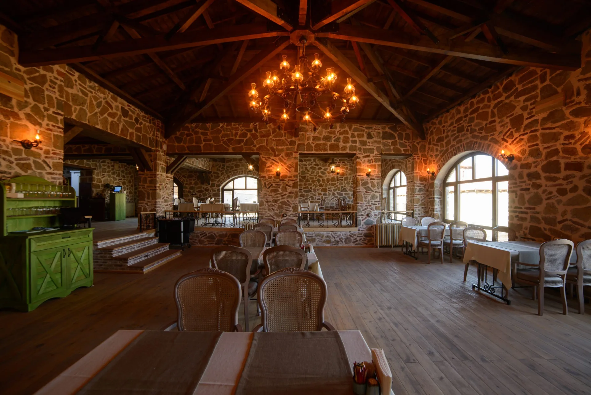 Avizeli, ahşap çatılı restoran salonu