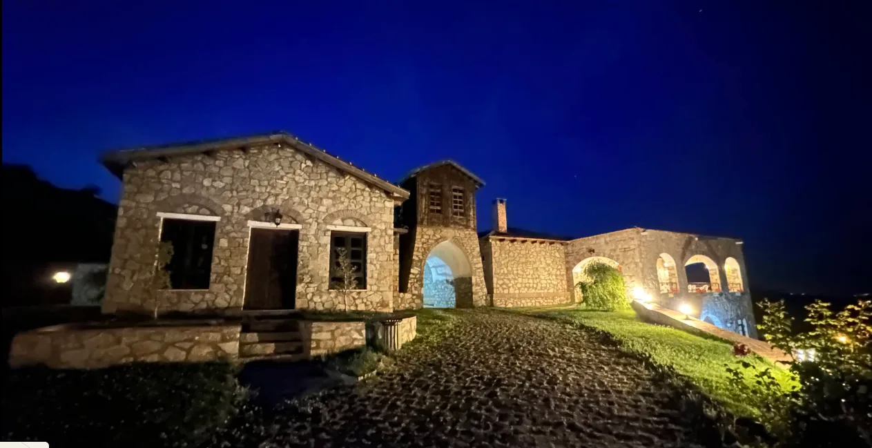 Gece aydınlatmasıyla taş yapılar