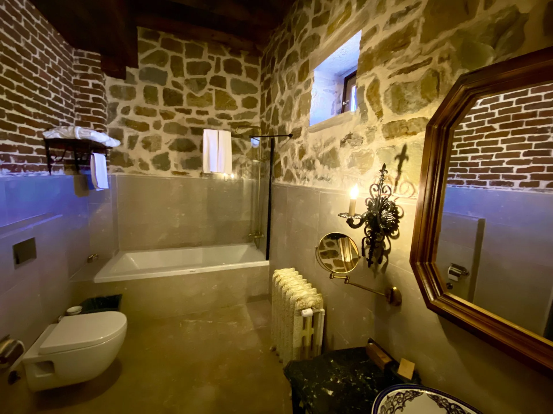 Taş ve tuğla dokulu banyo