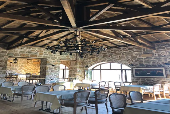Gün ışığında restoran salonu