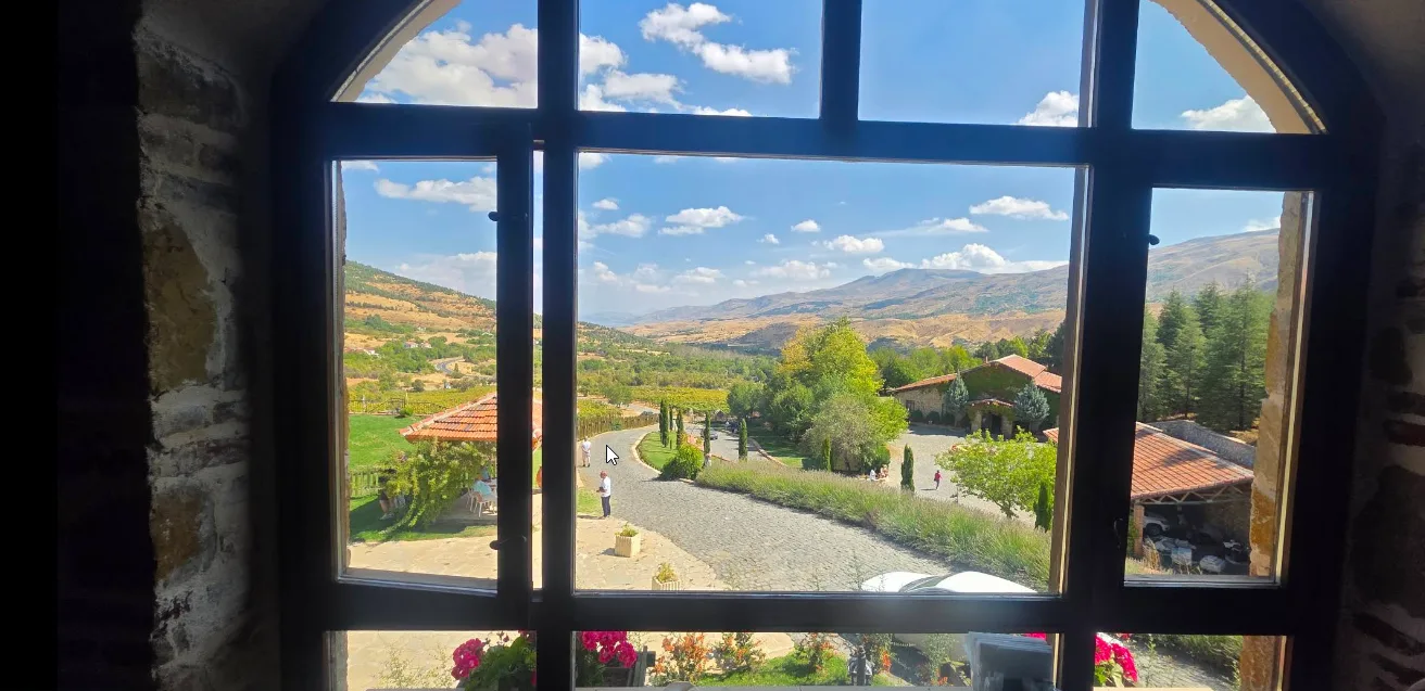 Restoran penceresinden vadi manzarası