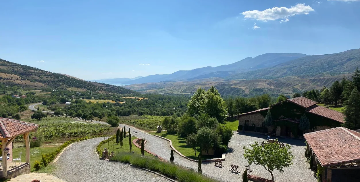 Vadiye açılan manzara ve otel yolu