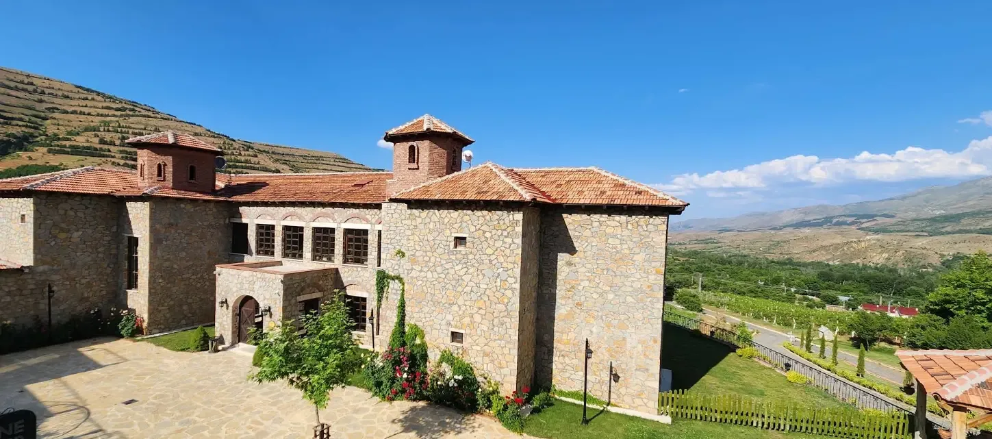 Vadiye bakan taş otel binası