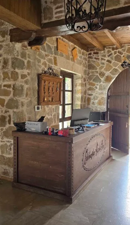 Taş duvarlı resepsiyon