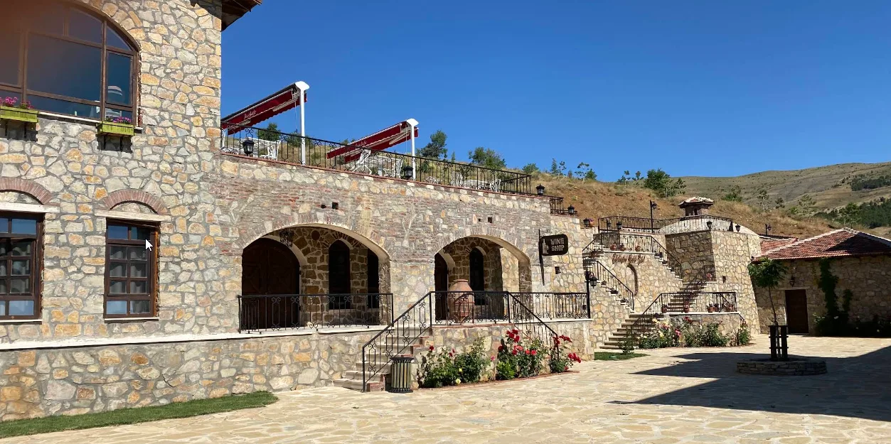 Taş kemerli iç avlu