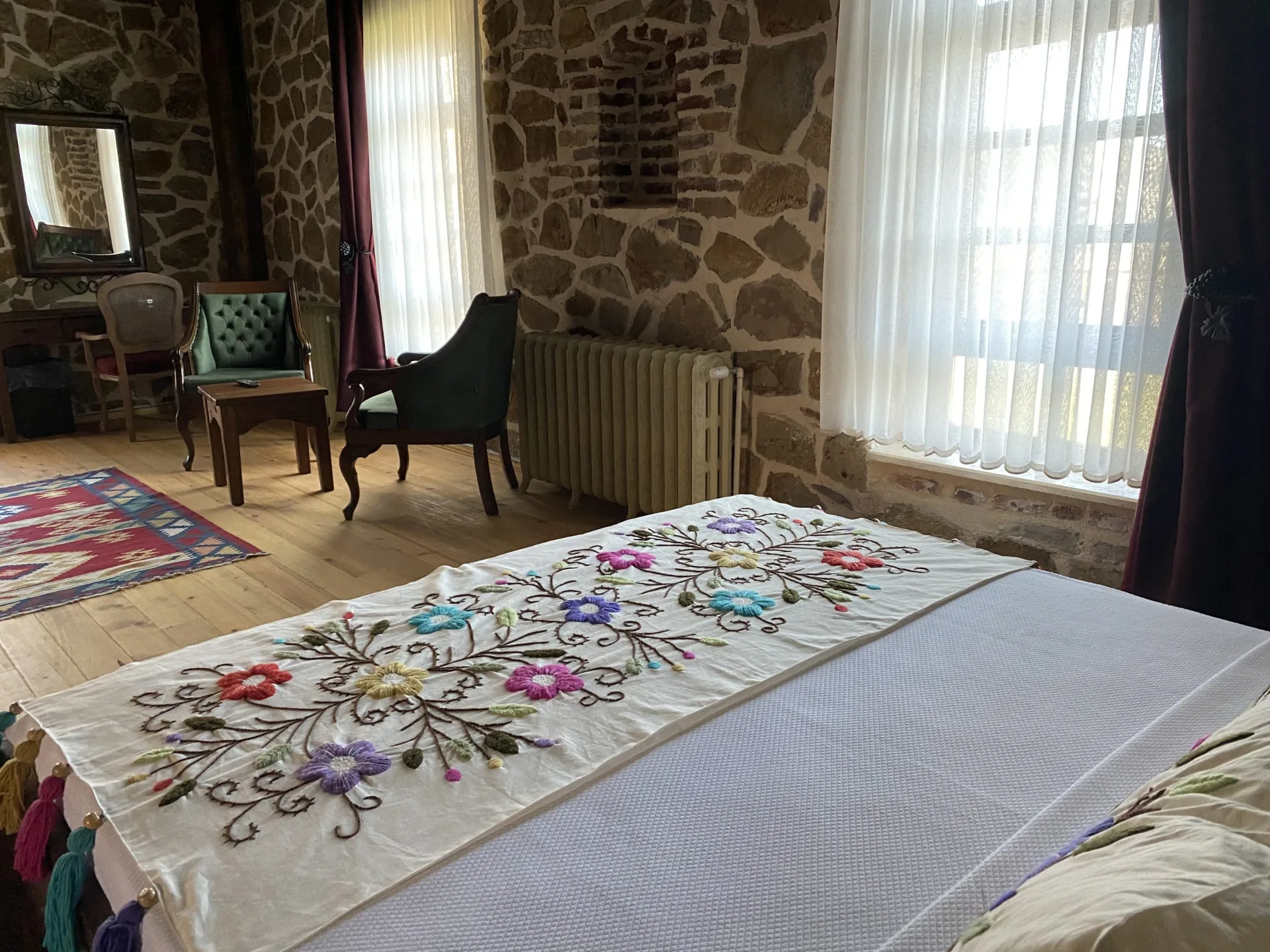 El işi örtülü yatak ve pencere önü